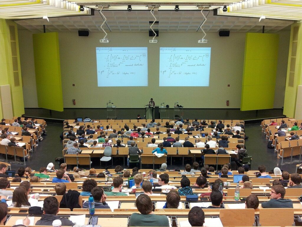 Universität Hörsaal Vorlesung Angst vor Klausuren Uni Was kann man gegen Prüfungsansgt machen