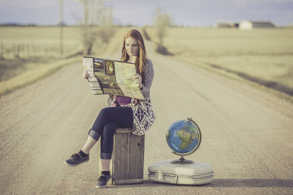 junge Studentin blickt auf Karte Warum im Ausland studieren Die besten Gründe