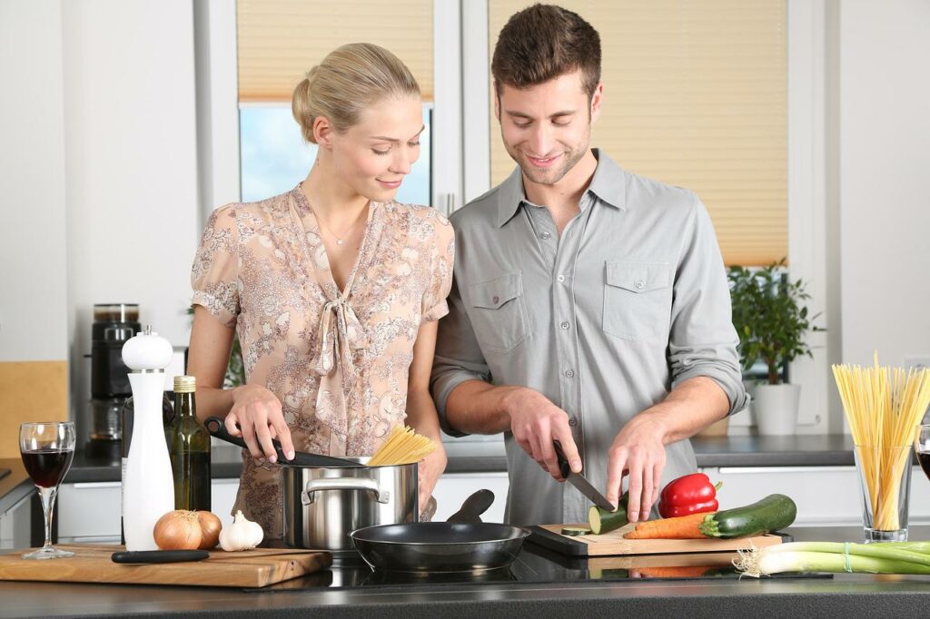 junges Studentenpaar in der Küche Studentenküche einrichten Die Essentials