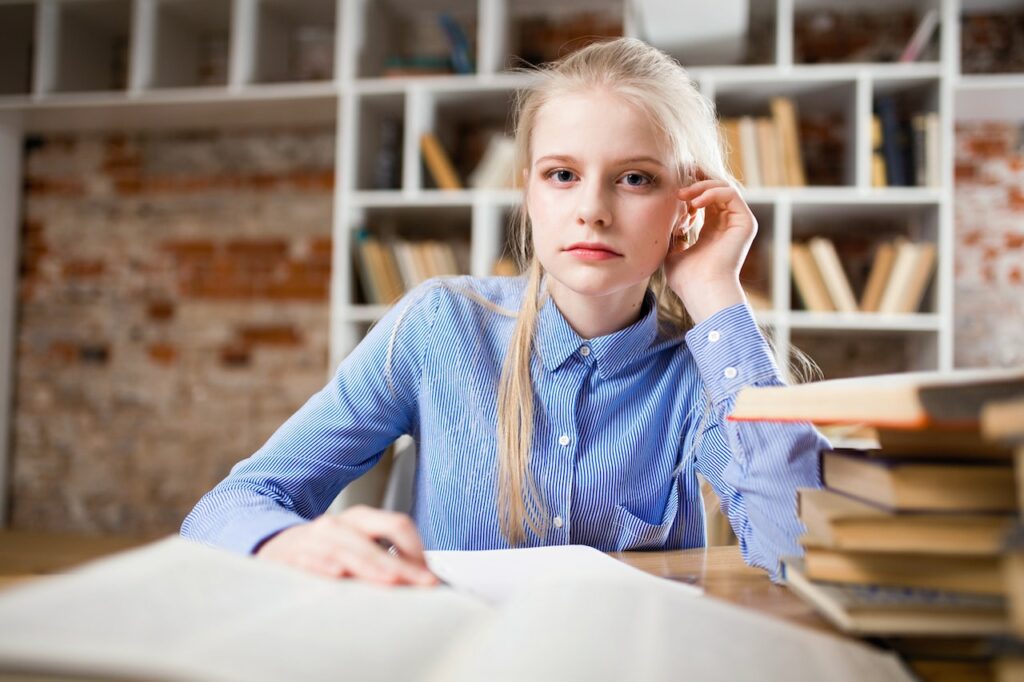 Studentin blond blaue Augen junge Frau Bibliothek Die Vorteile eines Studiums in der modernen Berufswelt