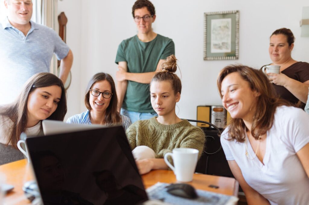 Gruppe von jungen Studierenden divers Orte für Entspannung in der Studenten-WG schaffen