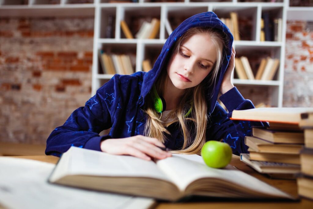 Studentin Bibliothek Pullover Langzeitstudium – wie steht es um die Jobchancen
