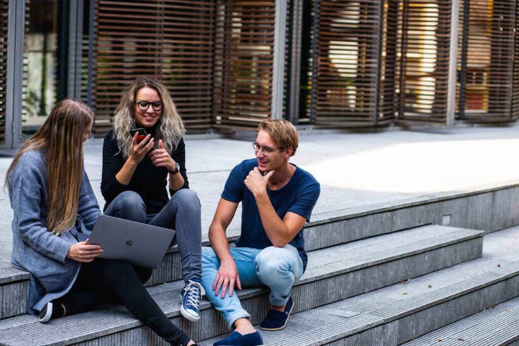 eine Gruppe von Studierenden unterhält sich Berufsunfähigkeitsversicherung Auch für Studierende ein Thema