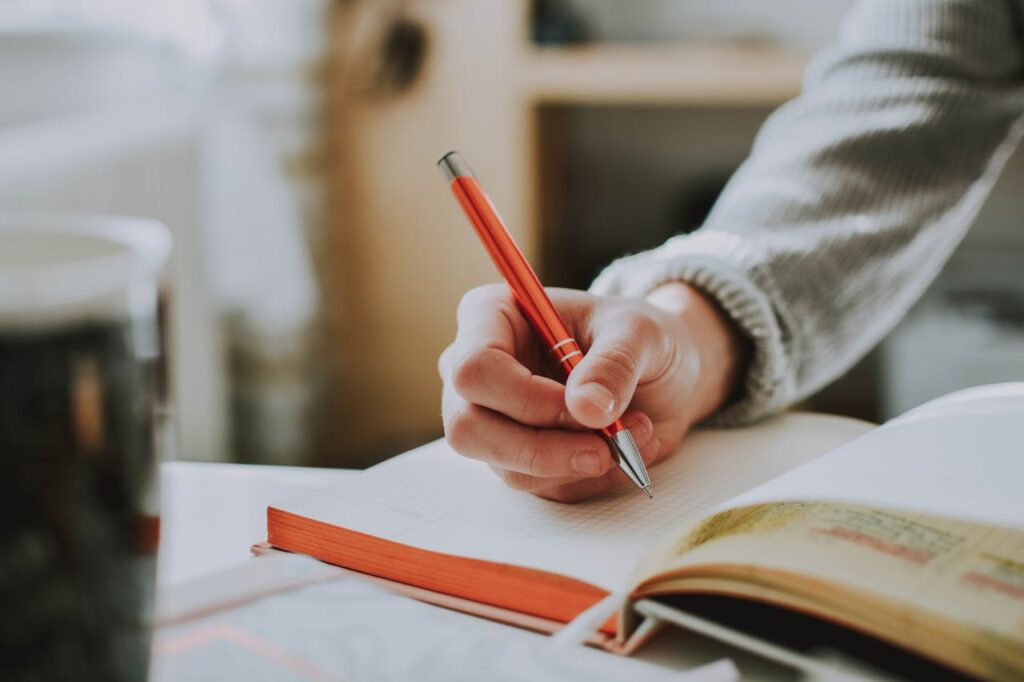 Mann studieren Notizblock In Luxemburg studieren – Tipps und Ratgeber