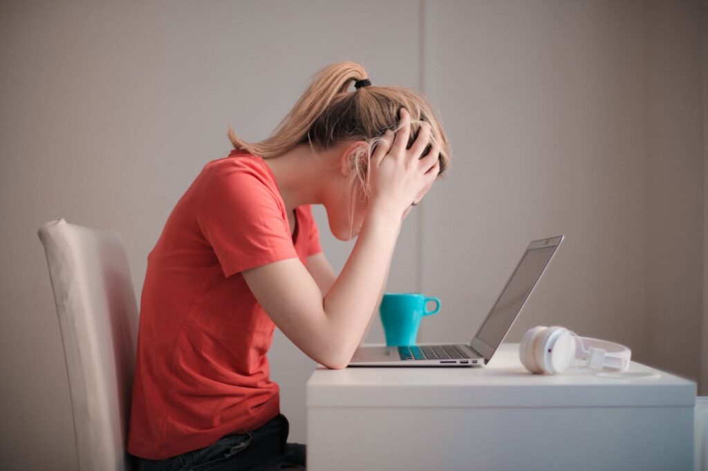 Studentin Frau Laptop krank Schlechte Noten wegen Faulheit Was dagegen tun