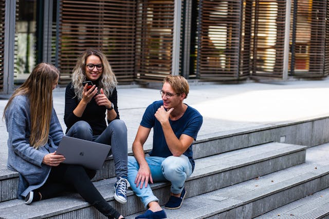 Studierende unterhalten sich vor der Universität studiumblog.de Sidebar